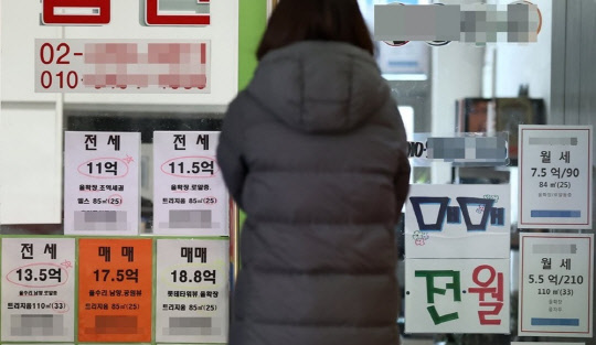 한 시민이 부동산공인중개업소 매물정보 게시판에 걸린 시세를 살펴보고 있다. <연합뉴스>